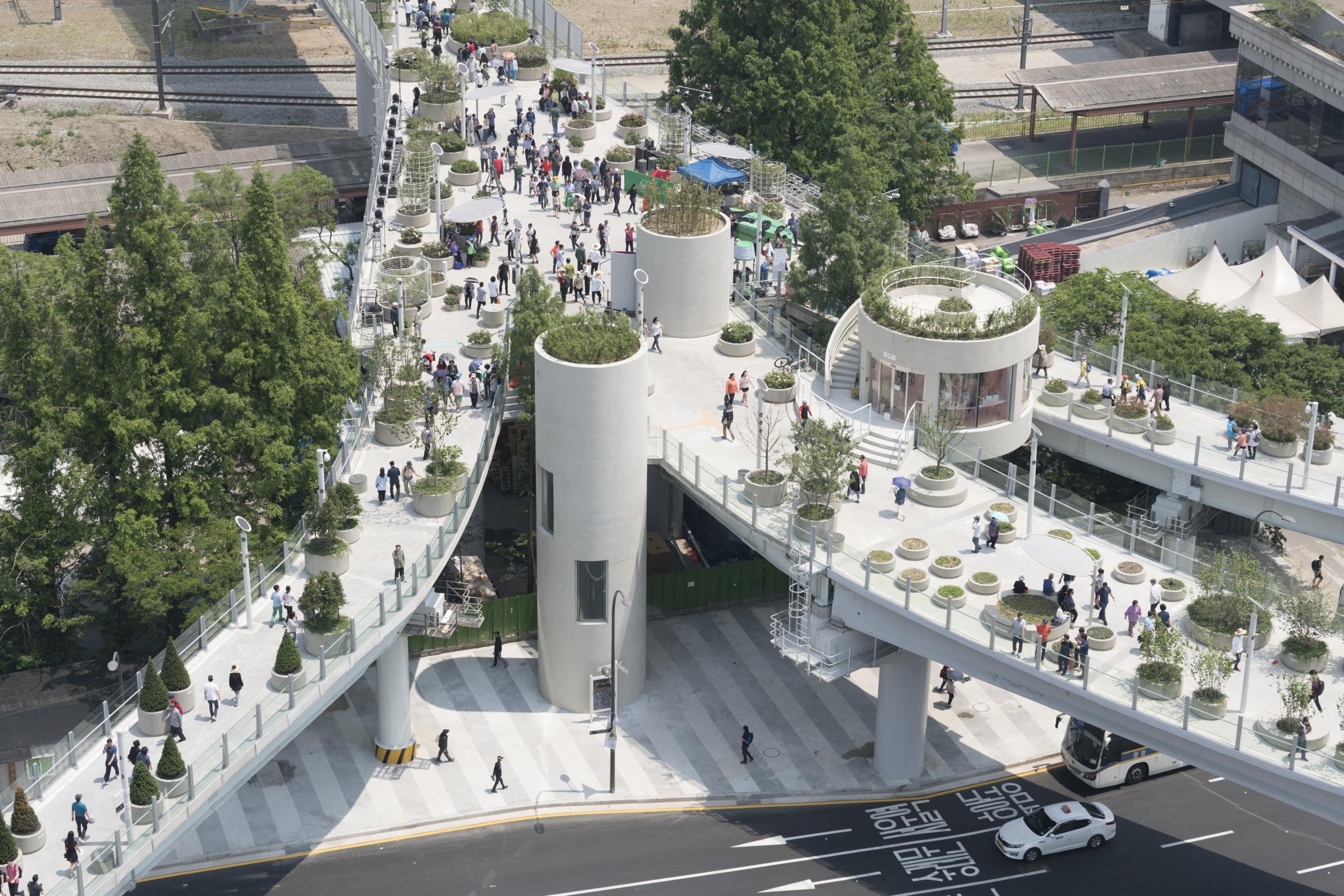 The Skygarden is a botanical garden and pedestrian walkway all in one