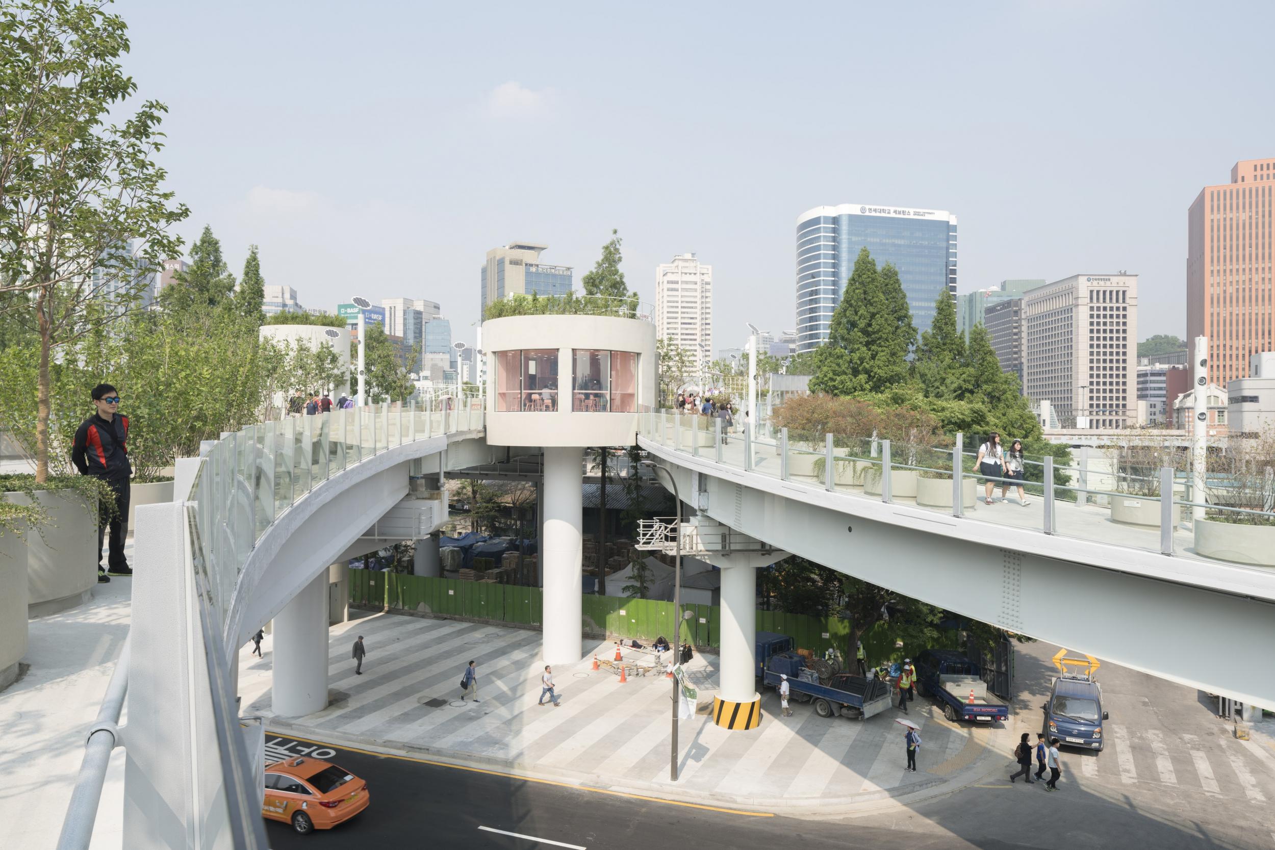 The walkway makes it easy to access Seoul’s biggest sights