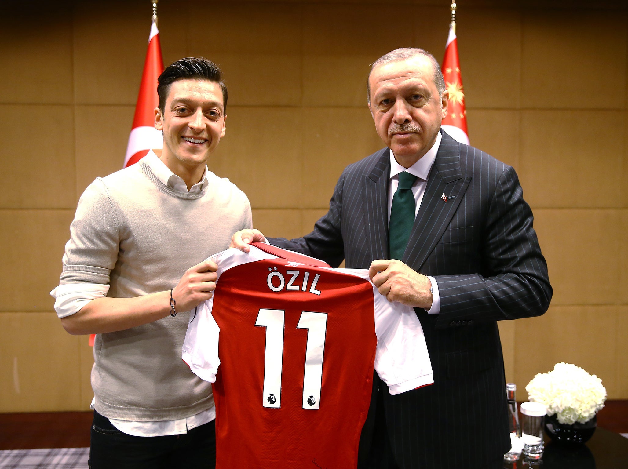 Özil presenting Erdoğan with his Arsenal shirt (Getty )