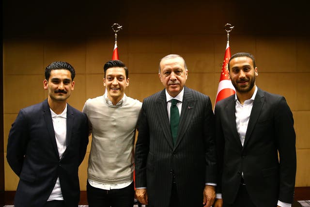 Premier League players Gündo?an (L), ?zil (2L) and Tosun (R) with Erdo?an