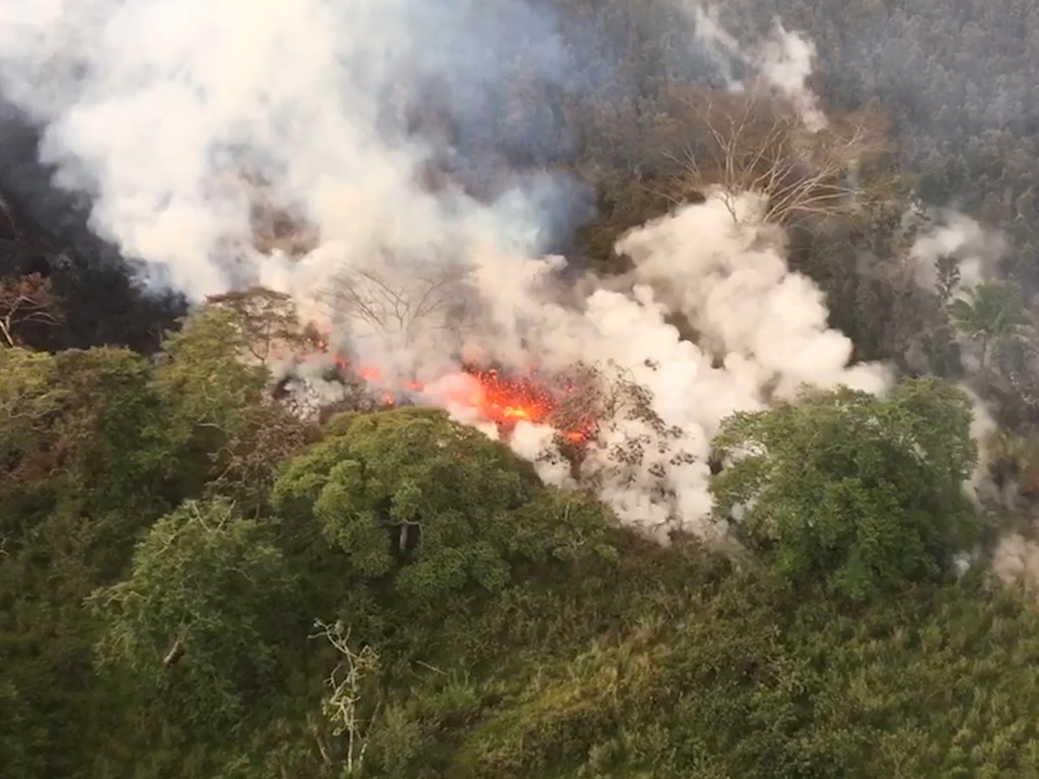 Hawaii volcano: Aerial video shows smoke pouring from huge fissure