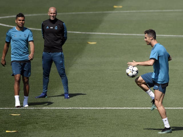 Zinedine Zidane watches Cristiano Ronaldo in training