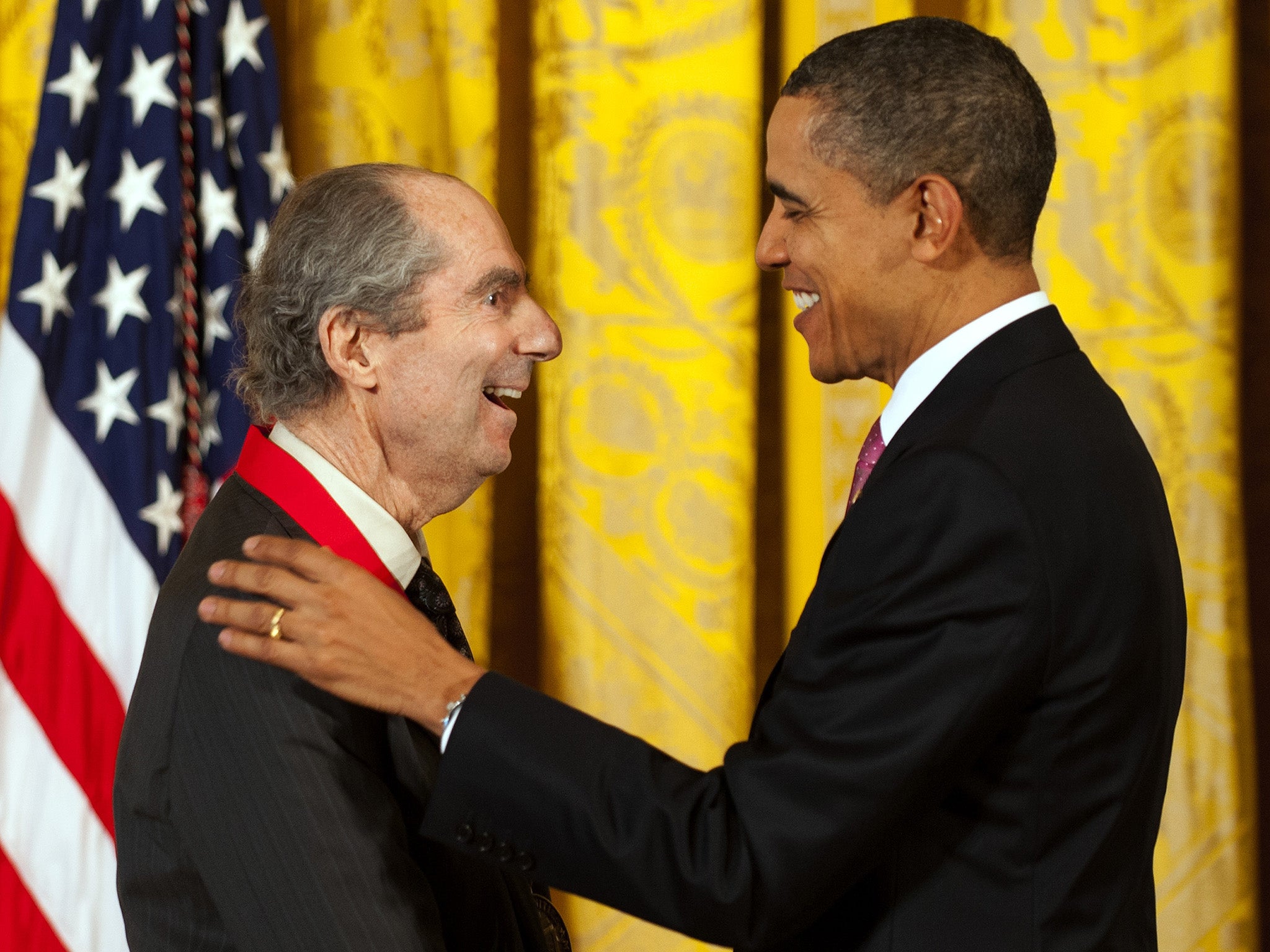 Roth receives the national humanities medal from Barack Obama at the White House in 2011