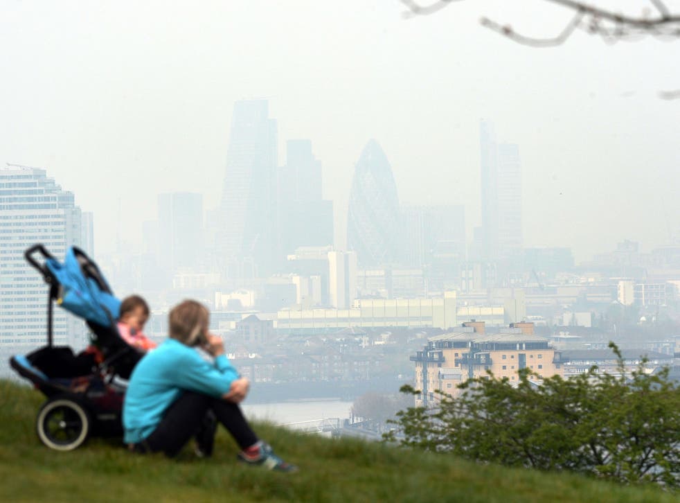 The days of highest air pollution account for hundreds of extra cases each year of ill health in children and adults, the report says