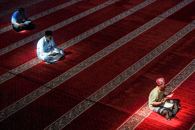 Musulmanes indonesios leen el Corán en una mezquita en Bandung, Java Occidental, durante el mes de Ramadán.
