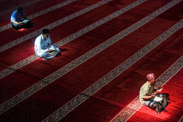Musulmanes indonesios leen el Corán en una mezquita en Bandung, Java Occidental, durante el mes de Ramadán.