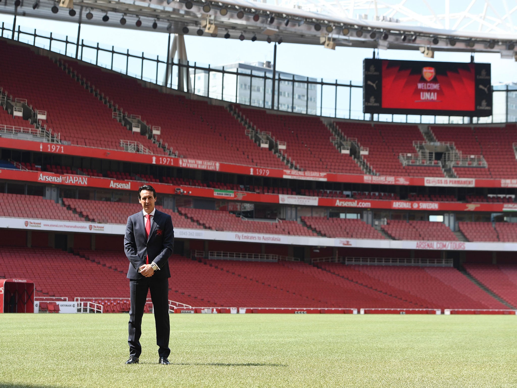 Unai Emery during his first walk-out on the Emirates Stadium pitch