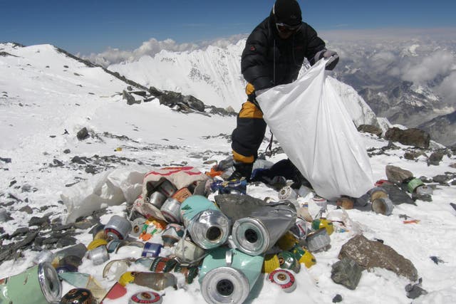 <p>La inauguración de una nueva galería en Nepal exhibirá obras de arte hechas con basura extraída del Everest.</p>