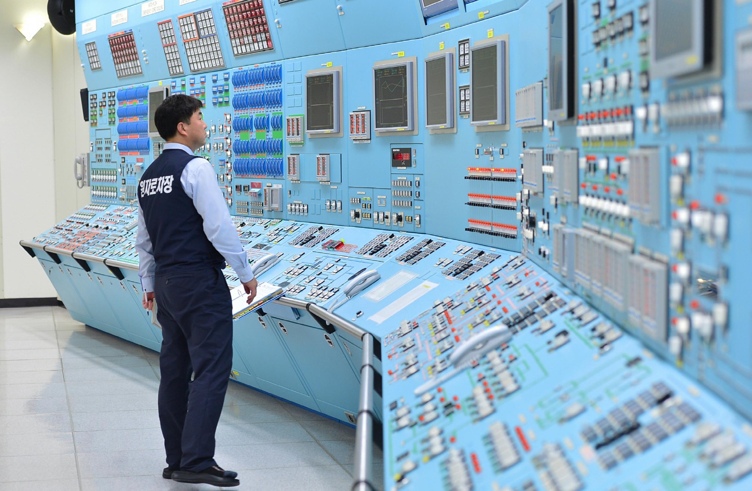 A South Korean worker takes part in an anti cyber attack exercise at Wolsong power plant on December 22, 2014 in Gyeongju, South Korea.
