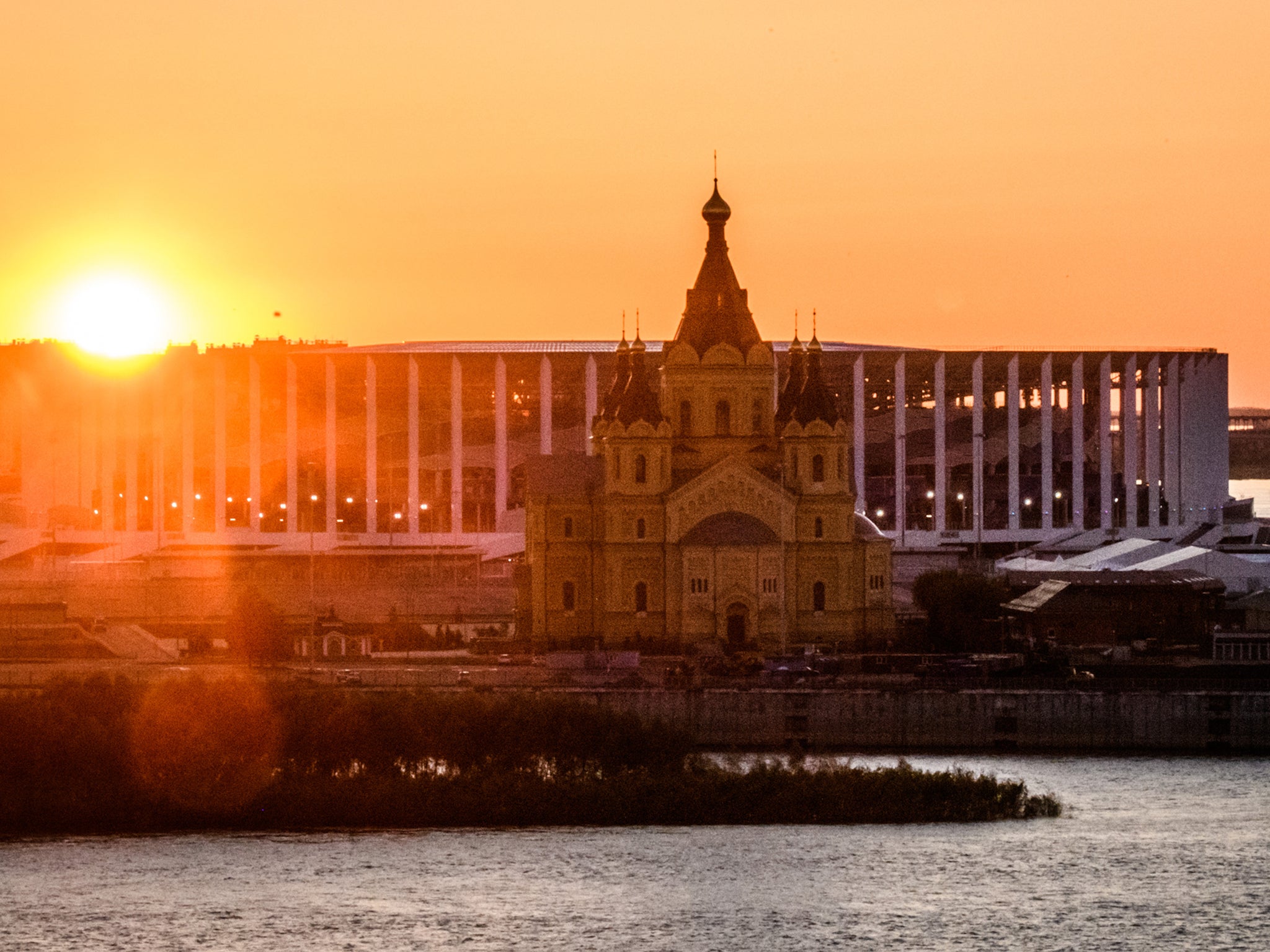 Nizhny Novgorod arena and Alexander Nevsky Cathedral at sunset (Getty)