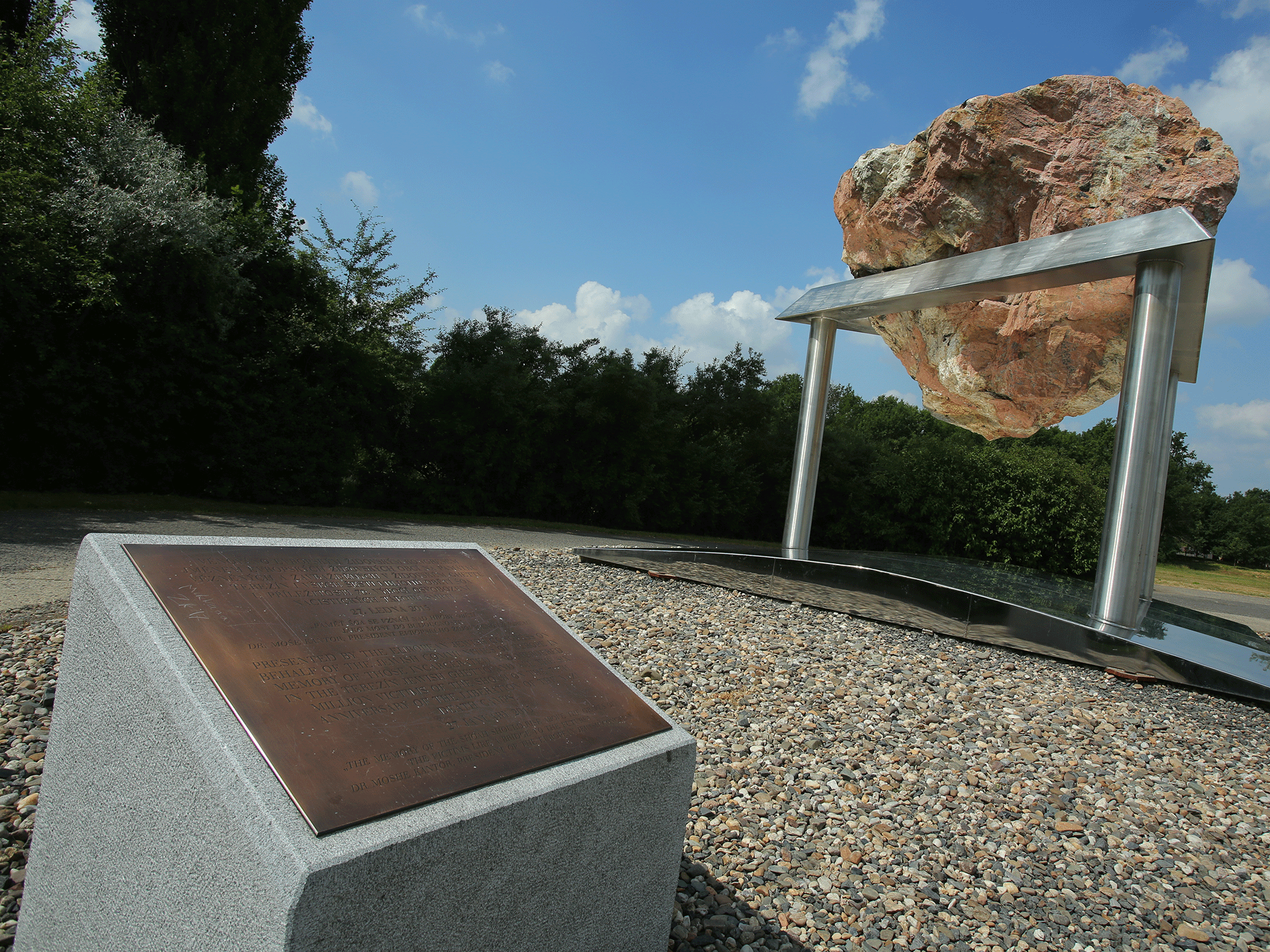 [Image: czech-holocaust-memorial.gif]
