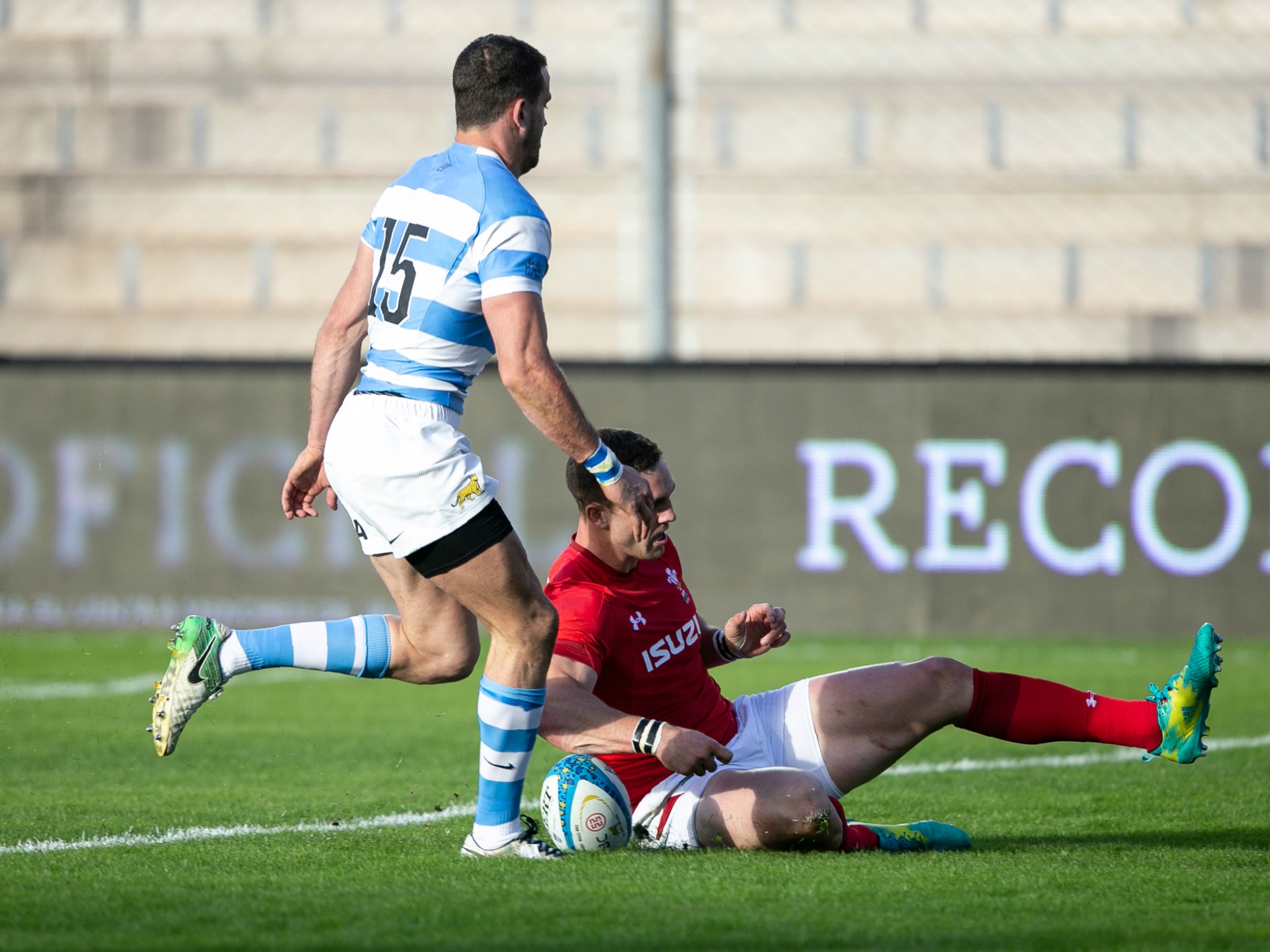 George North scores Wales' second try against the Pumas