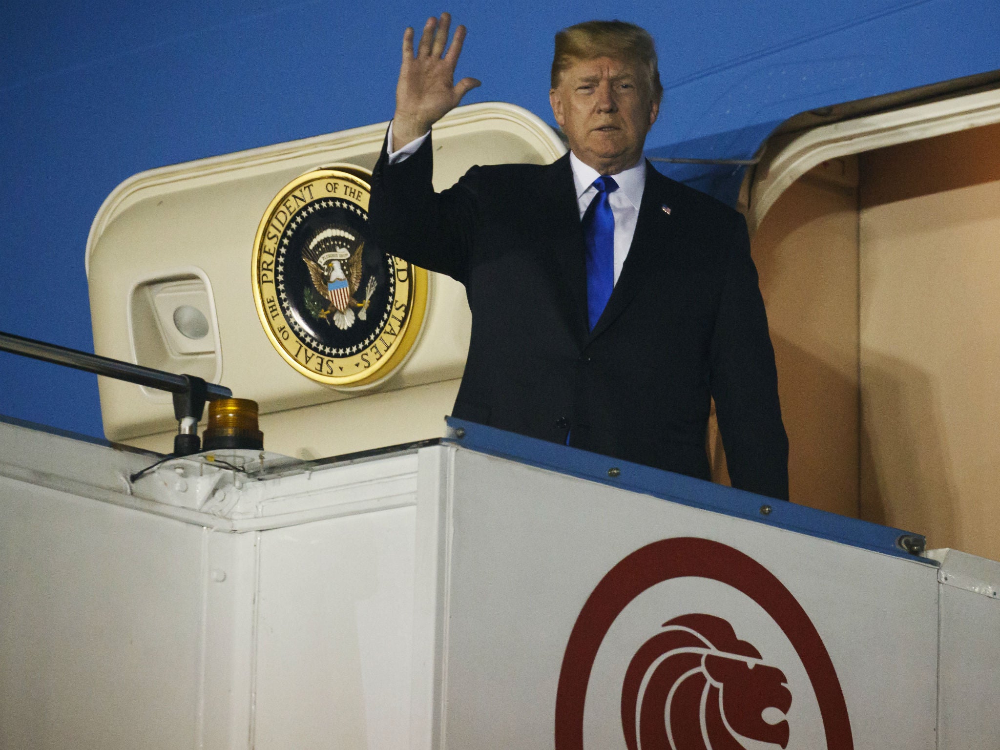 Trump arrives in Singapore on dark and steamy night for historic