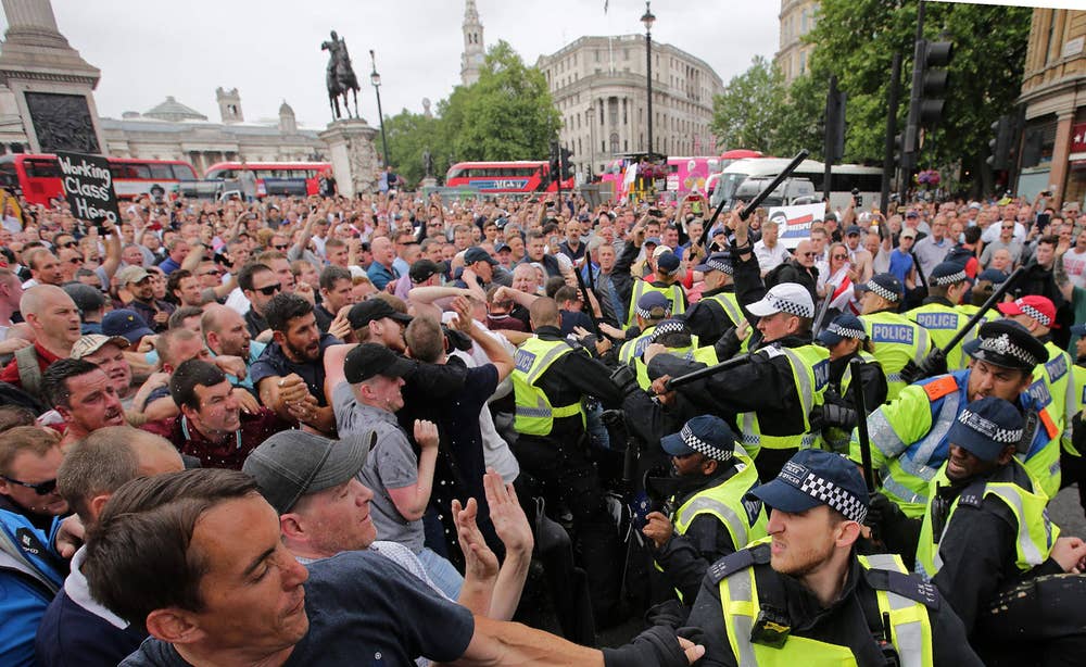 Trump ambassador 'lobbied Britain on behalf of jailed right-wing activist Tommy Robinson' Tommy-robinson-protest-9-june-4.jpg?width=1000&height=614&fit=bounds&format=pjpg&auto=webp&quality=70&crop=16:9,offset-y0
