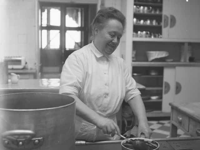 Eugénie Brazier established La Mare Brazier in Lyon in 1921. The restaurant currently holds two Michelin stars