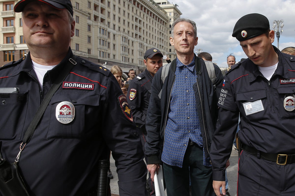 Peter Tatchell detained in Moscow: Gay activist held after one-man ...