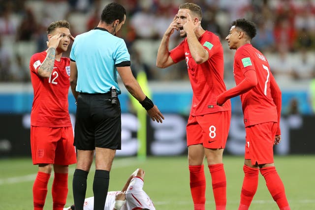 England's Jordan Henderson argues with referee Wilmar Roldan Perez during the FIFA World Cup match, June 17, 2018 / P/A