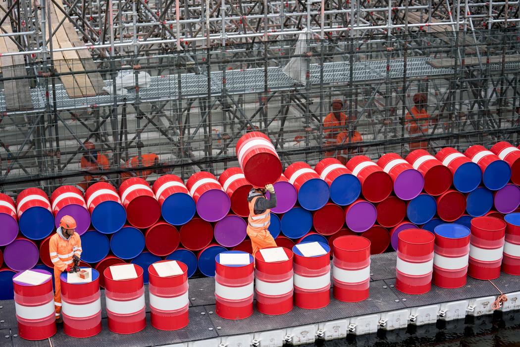 Workers installing barrels on the vertical side of ‘The London Mastaba’ (Wolfgang Volz)