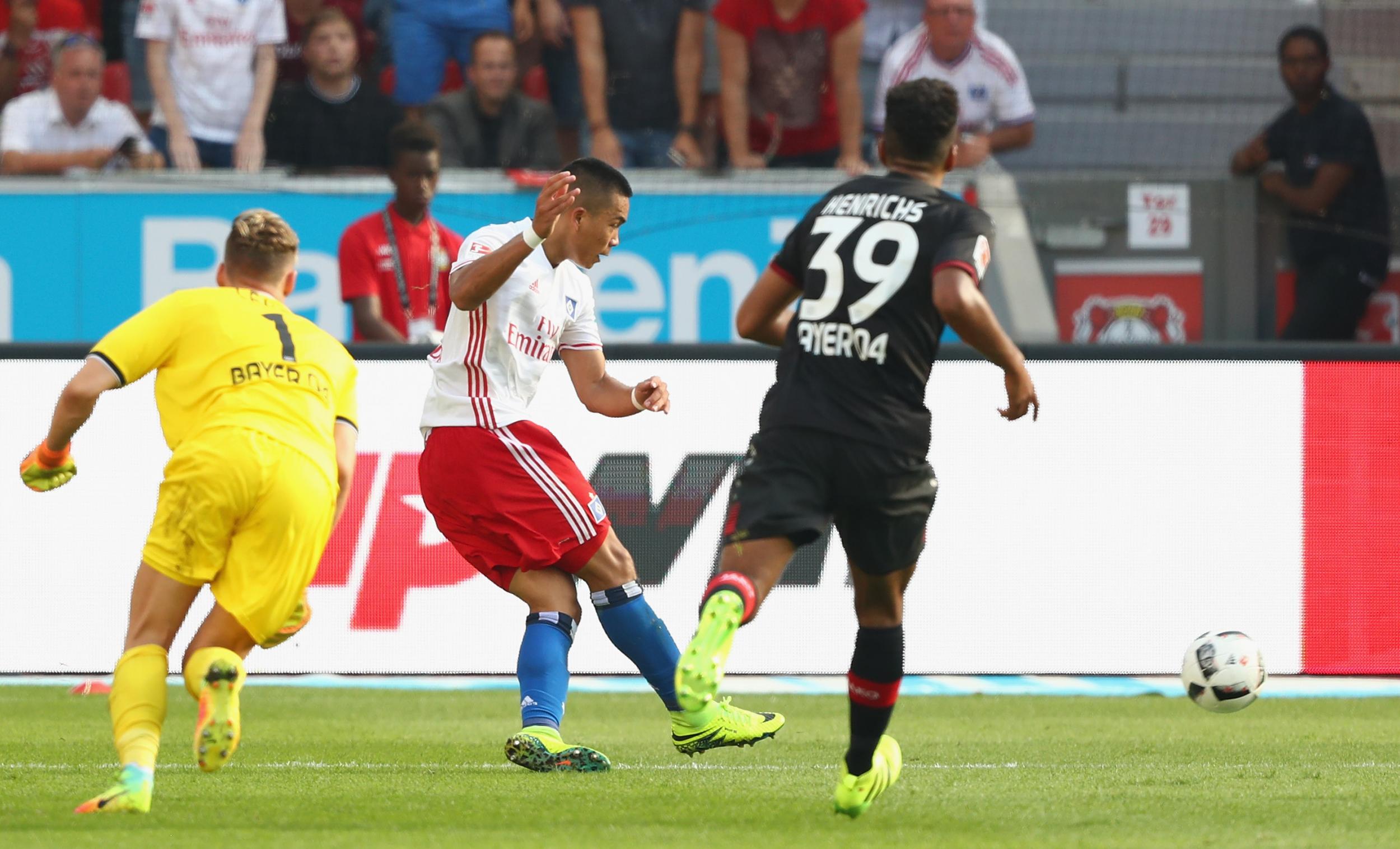 Bobby Wood profits from a Leno error to score for Hamburg