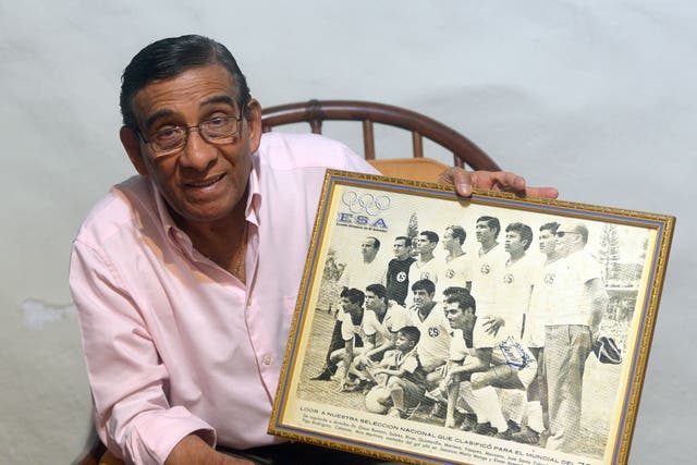 Former Salvadoran footballer shows a picture of the national team during the World Cup Mexico 1970
