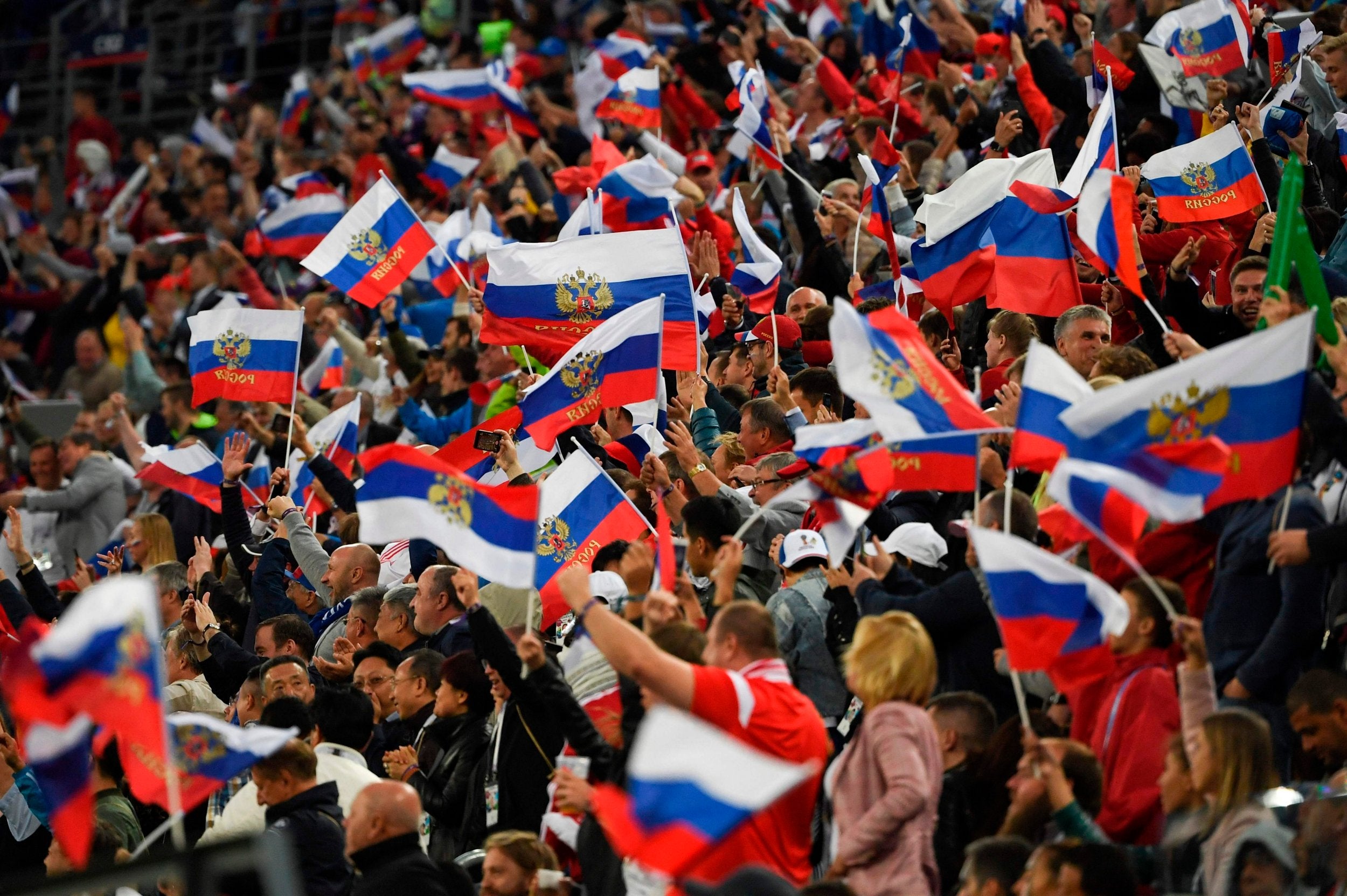 Russian fans. Болельщики евро 2021. Матчи евро 2021 в Санкт-Петербурге. Фанаты России на евро 2021 количество.