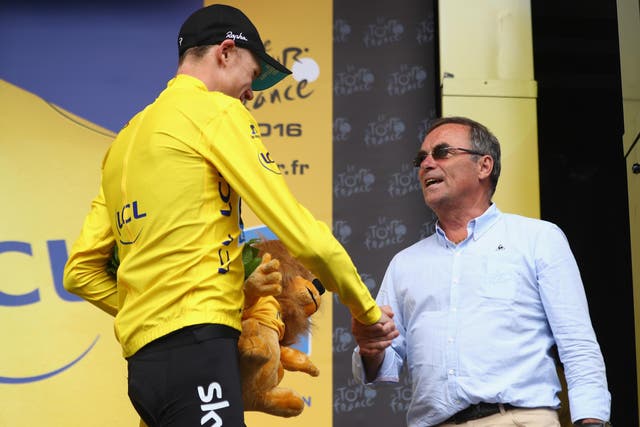 Froome shakes Bernard Hinault's hand after winning last year's Tour