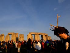 Thousands gather for summer solstice sunrise at Stonehenge 