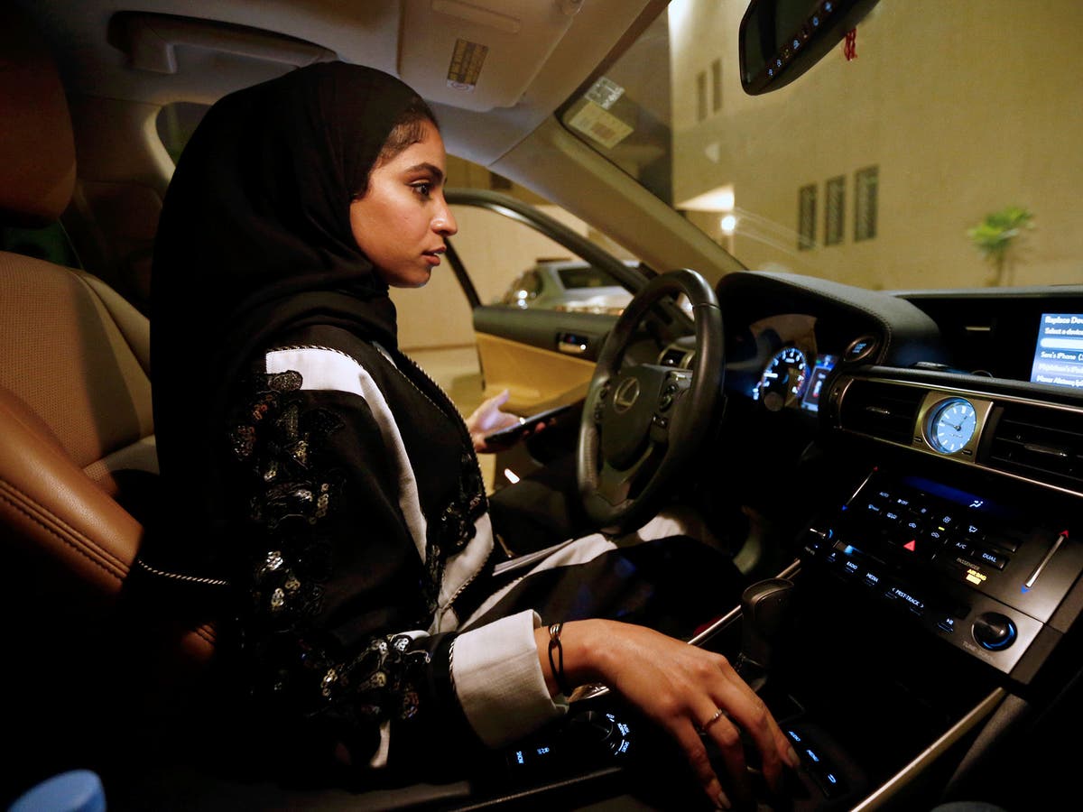Машина мусульманина. Машина короля Саудовской Аравии. Саудовская Аравия женщины за рулем. Мусульманка за рулем.