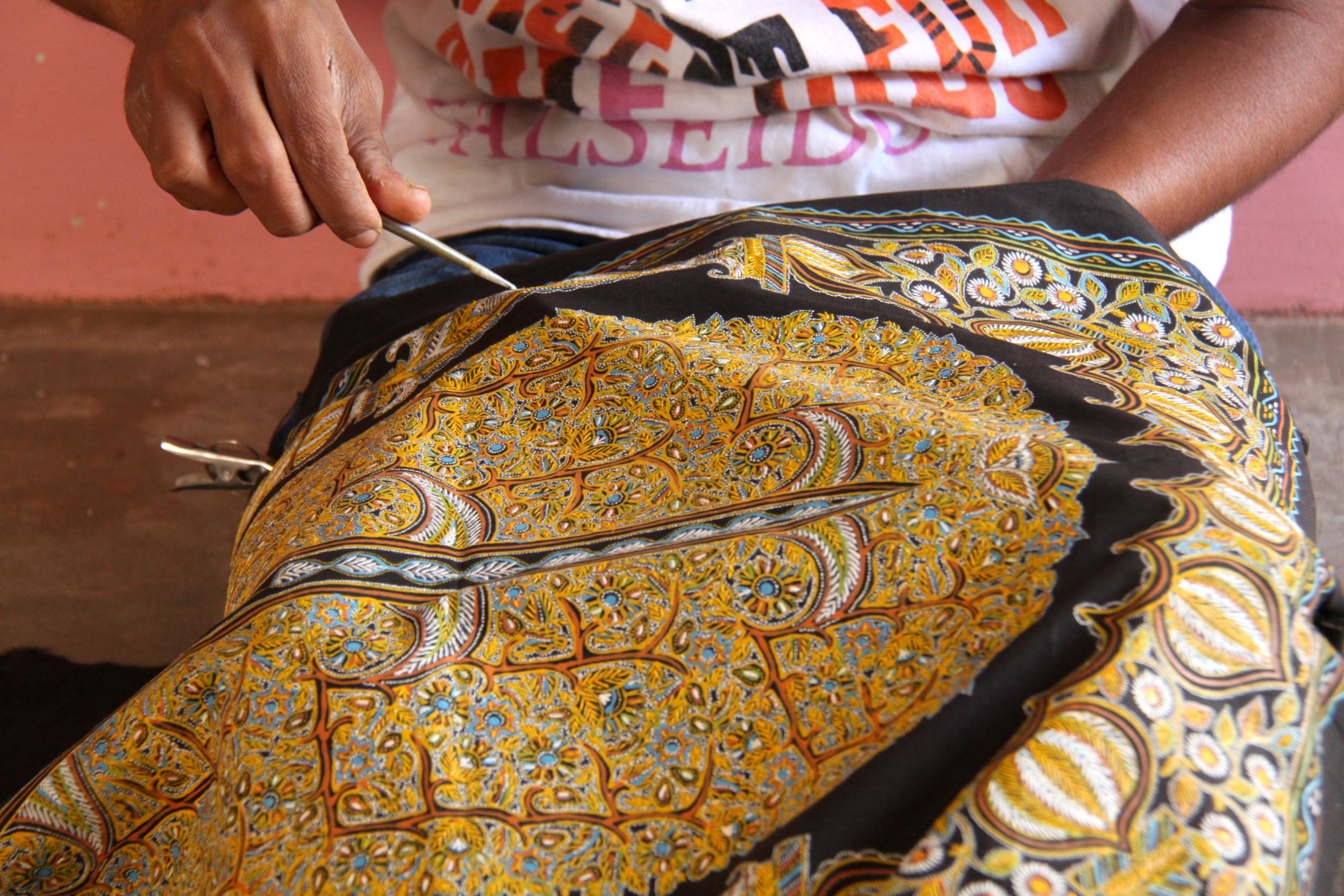 India’s ‘rogan’ art is dying, with only a single family in Kutch left practising it