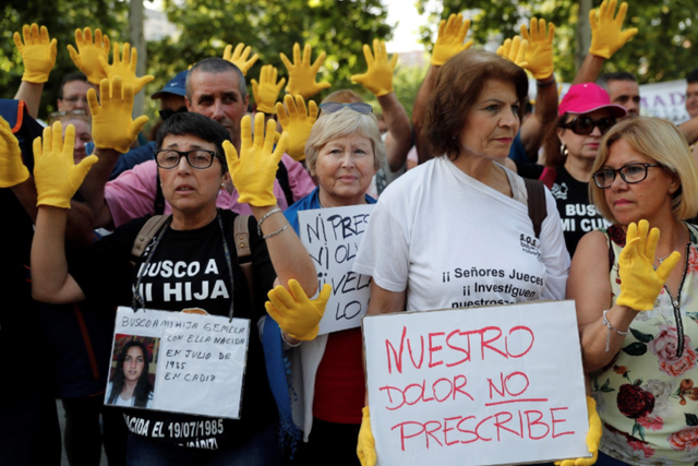 Protesters hold banners reading ‘I'm looking for my twin daughter born with her in July 1985 in Cadiz’ and ‘our pain has no statute of limitations’ at the Provincial Court in Madrid, Spain