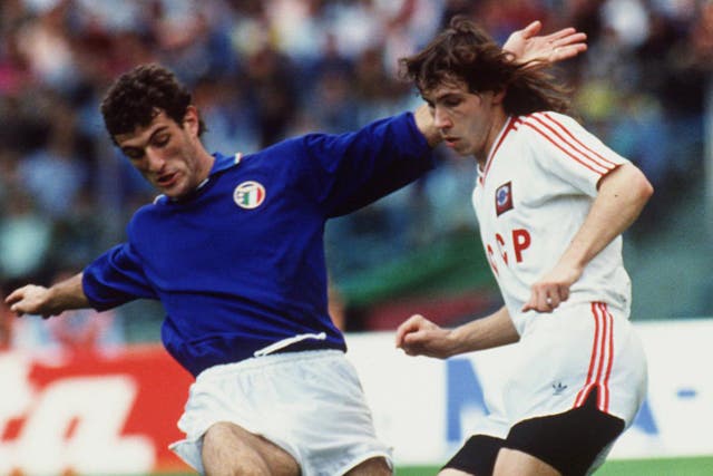 Aleksandr Mostovoi in action for the USSR against Italy, in 1990