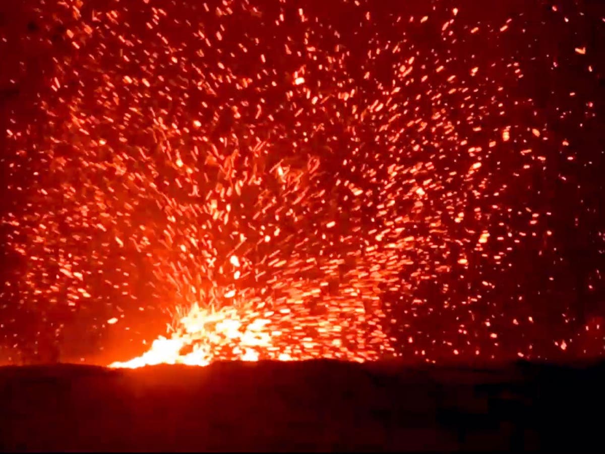 Hawaii volcano: Whirlwind over fissure sends lava flying | The ...