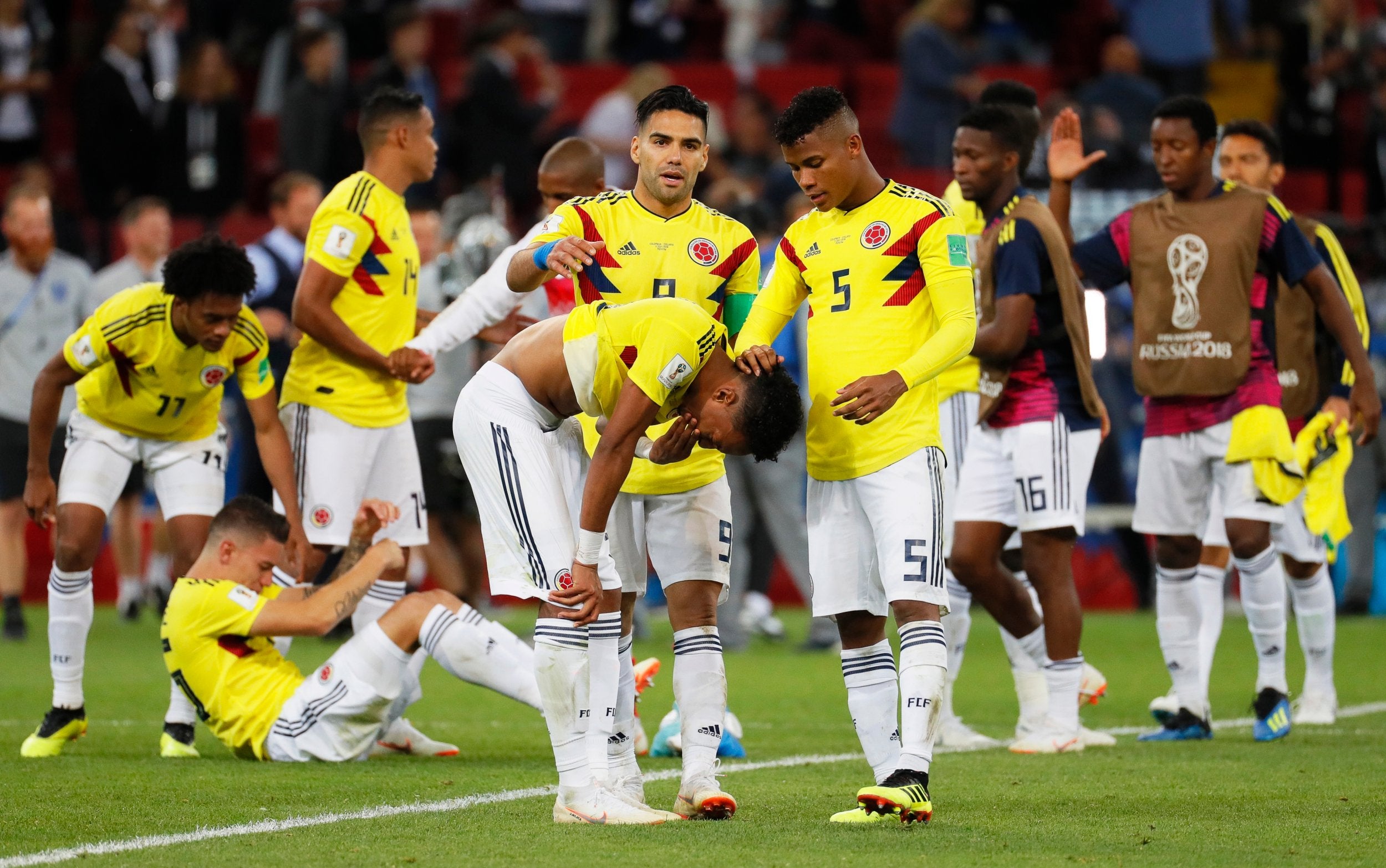 Colombian soccer player, 18, clutches chest, drops to field during World  Cup practice