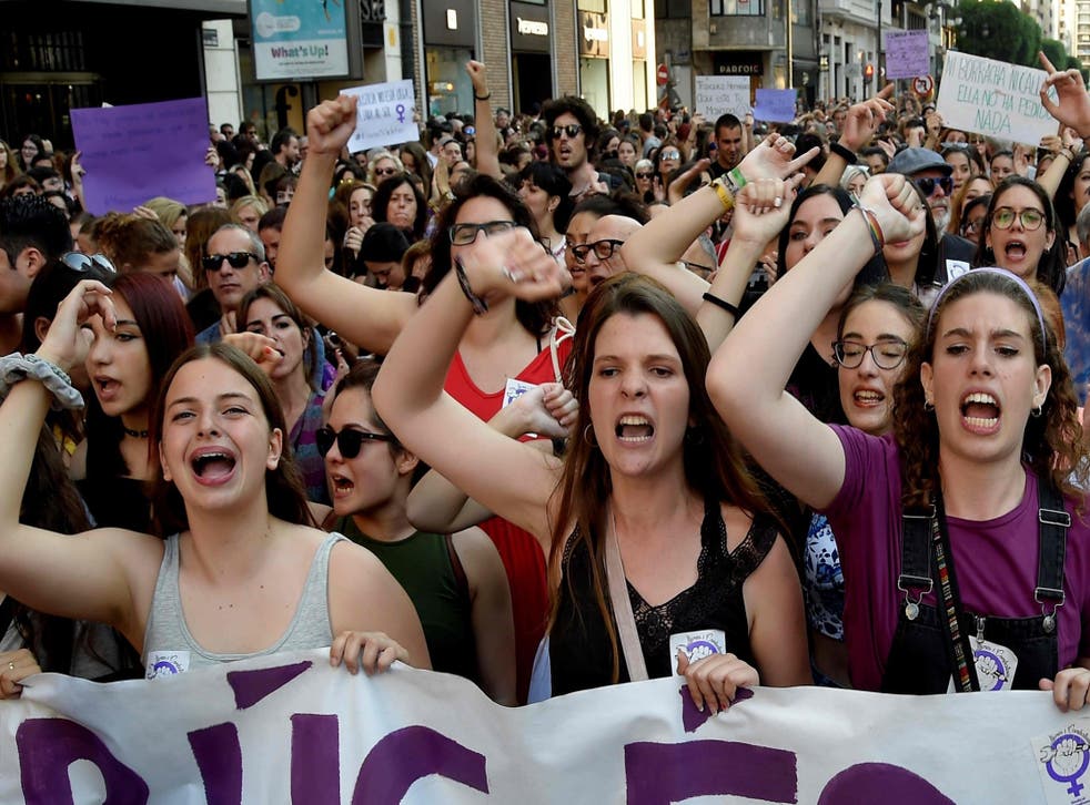 Феминистка слушать. Испанские феминистки. Американские феминистки. Современные феминистки. Парад феминисток.