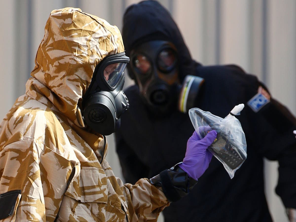 Amesbury novichok incident: Public told not to pick up objects 'containing liquid or gel'