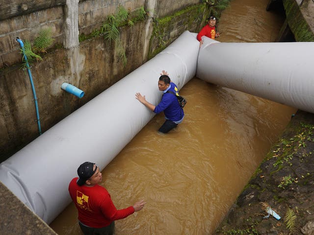 Volunteers guide Ms Sthpanik on a test-crawl through the inflated tunnel