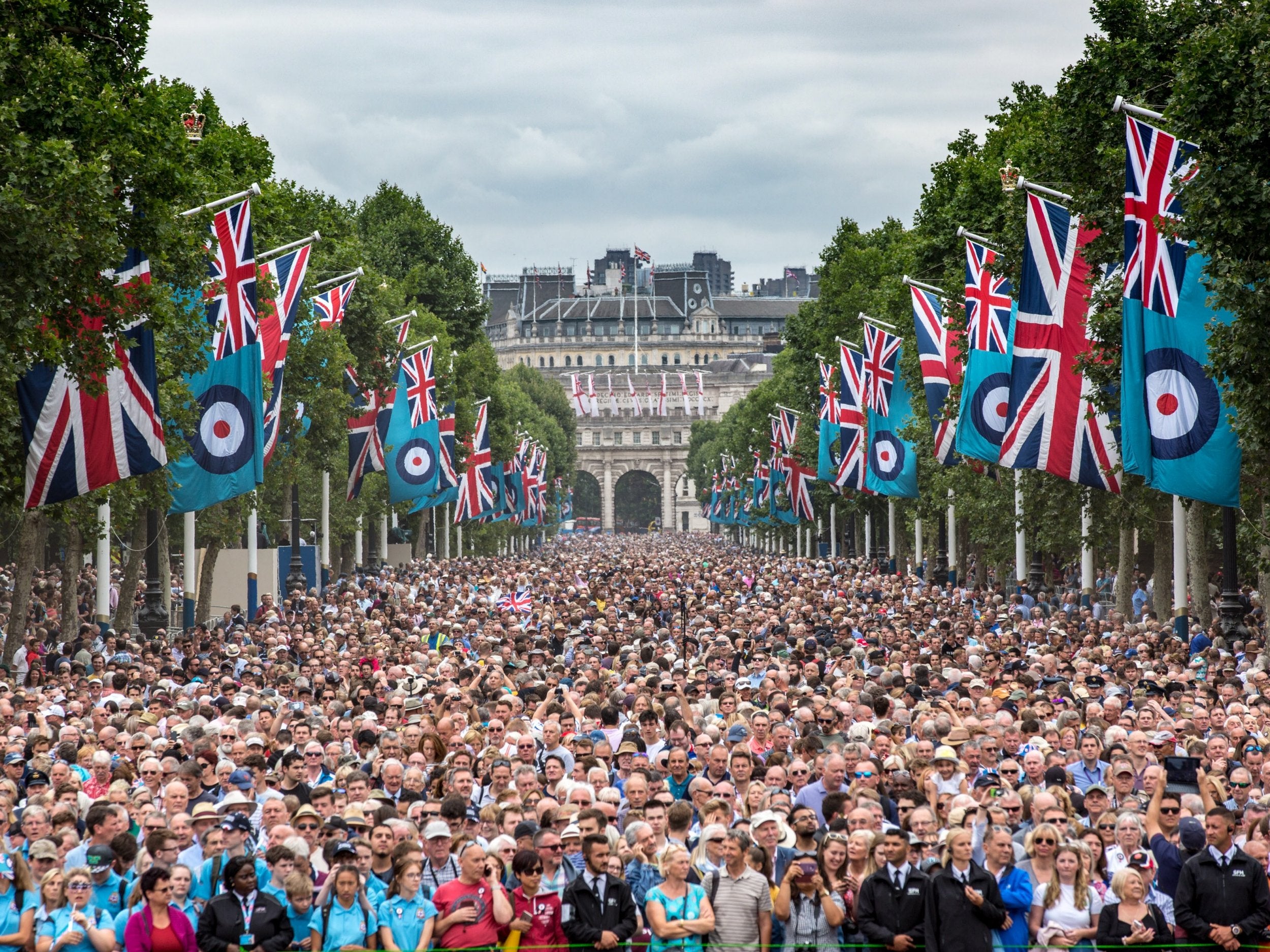 &#13;
Thousands gathered on The Mall to watch the flypast &#13;