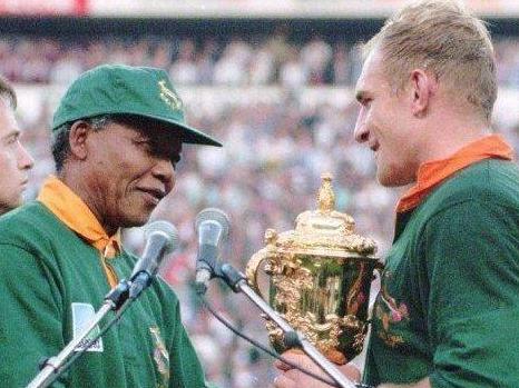 Mandela presented the Rugby World Cup to Francois Pienaar in 1995