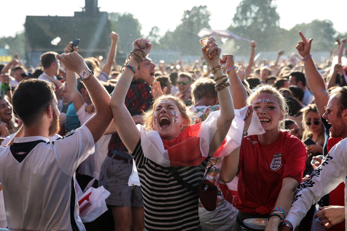 Devoted football fans experience dangerous levels of stress, research ...