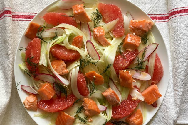 Summer makes us crave crispy salads and juicy fruits: this recipe hits the mark