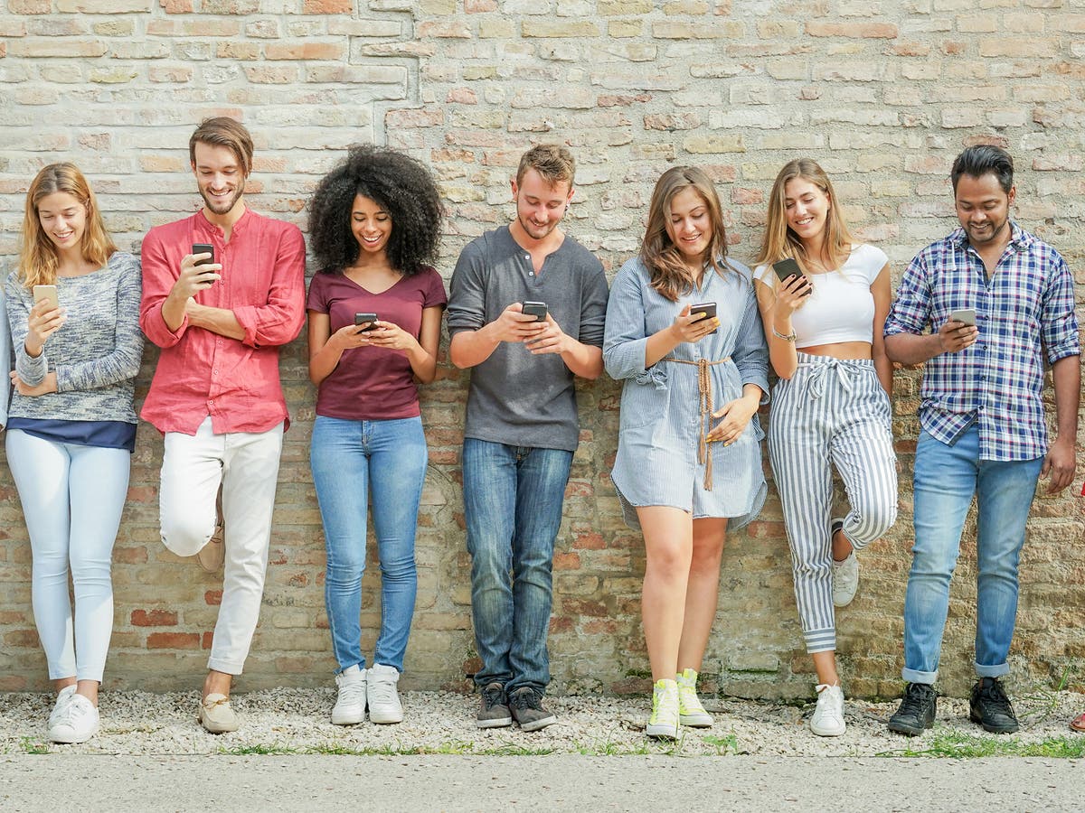 When young people. Современное поколение детей. Поколения людей миллениалы. Поколение молодежи. Много людей с телефонами.