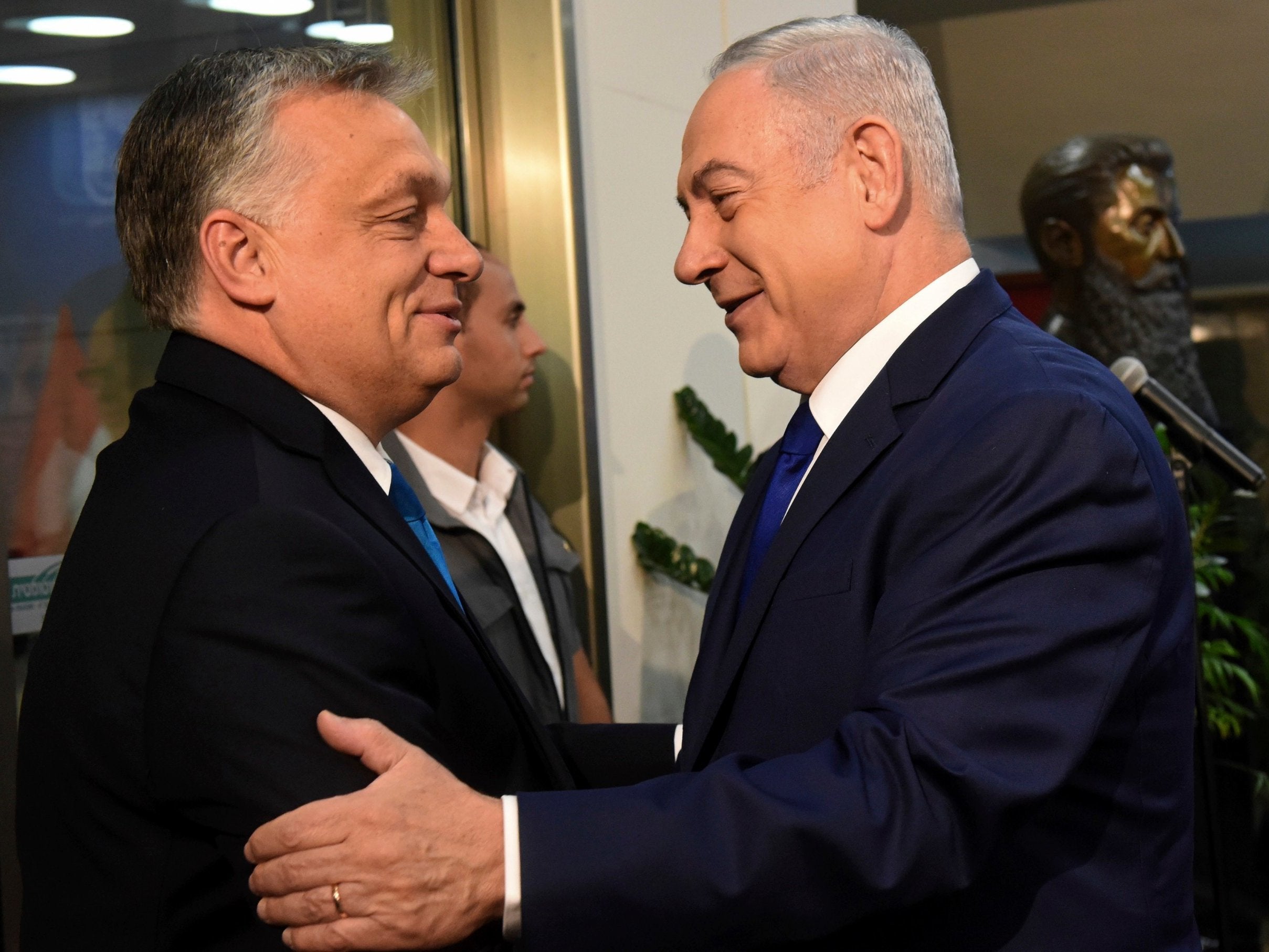 Hungarian prime minister Viktor Orbán is welcomed by Israeli counterpart Benjamin Netanyahu upon his arrival in Jerusalem
