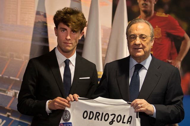 Alvaro Odriozola, left, holds his new jersey next to Real Madrid president Florentino Perez