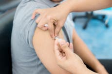 How is measles transmitted and what are the symptoms?