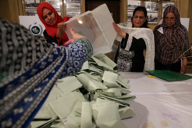 Pakistan election: Imran Khan's victory confirmed by officials as  ex-cricket star falls short of majority | The Independent | The Independent