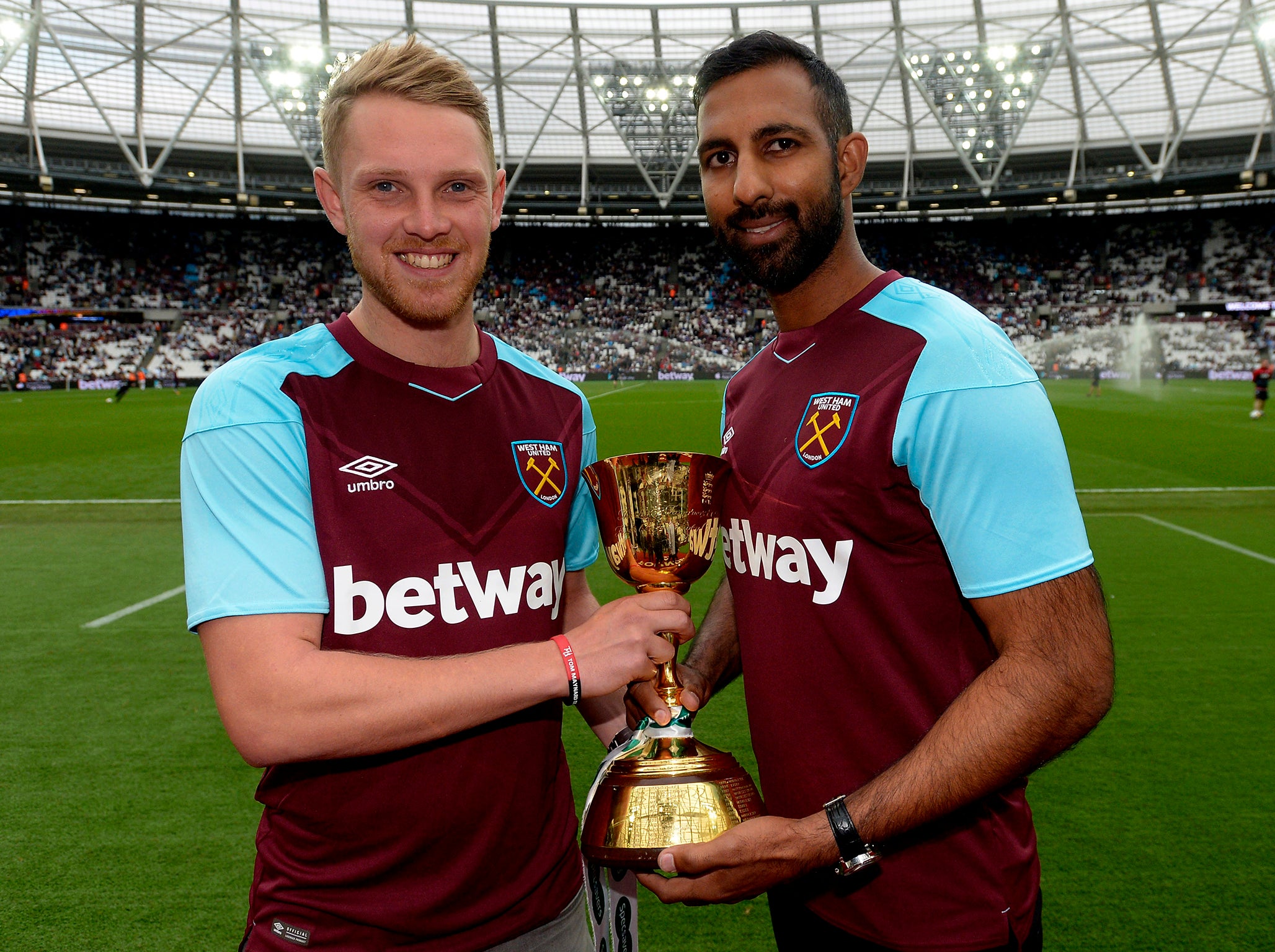 Porter and Varun Chopra with the Championship Trophy at London Stadium