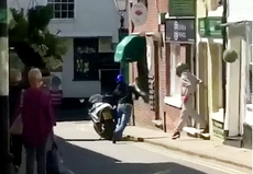 Passer-by thwarts jewellery shop robbers by snatching their moped keys