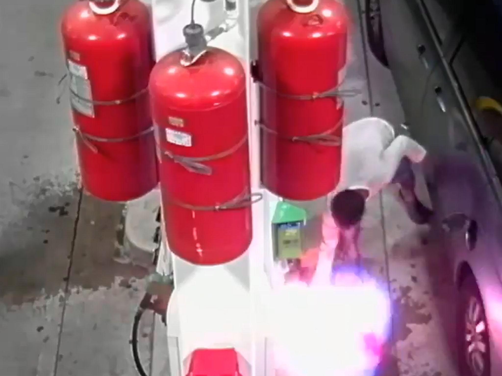 Police seek man who set fire to petrol station in Staten Island, New York