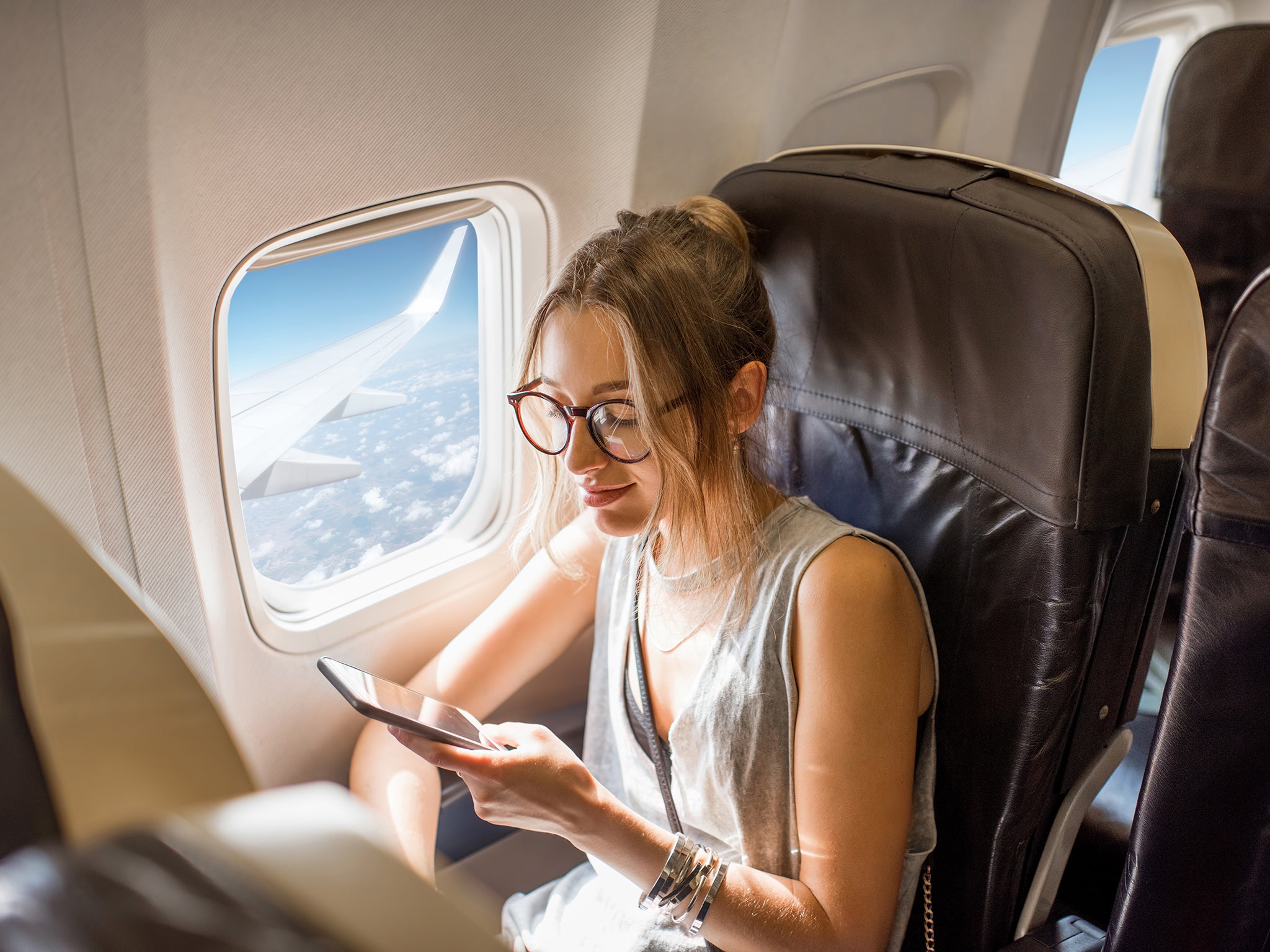 Cabin crew member explains why your phone needs to be in flight mode on a  plane