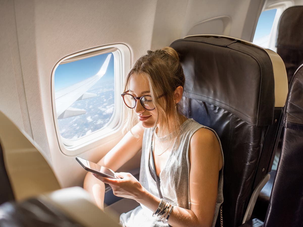 Por Que Hay Que Poner El Celular En Modo Avion Durante Los Vuelos Un Miembro De La Tripulacion De Cabina Explica Independent Espanol